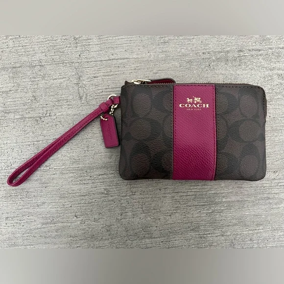 Corner Zip Wristlet In Signature Canvas - Picture 4 of 7